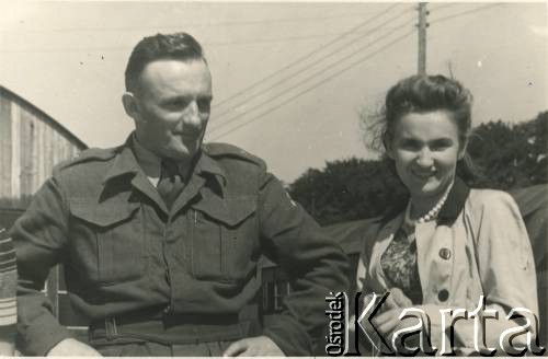 Ok. 1947, Anglia, Wielka Brytania.
Wiktor Borucki z żoną Anną, z domu Szwaglis, w obozie Polskiego Korpusu Przysposobienia i Rozmieszczenia.
Fot. NN, zbiory Andrzeja Boruckiego, reprodukcje cyfrowe w Ośrodku KARTA w Warszawie i w Instytucie Polskim i Muzeum im. gen. Sikorskiego w Londynie.