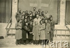 1943, Teheran, Iran.
IV klasa gimnazjum. Wśród uczniów Anna Szwaglis, matka Andrzeja Boruckiego (2. z lewej na górze).
Fot. NN, zbiory Andrzeja Boruckiego, reprodukcje cyfrowe w Ośrodku KARTA w Warszawie i w Instytucie Polskim i Muzeum im. gen. Sikorskiego w Londynie.