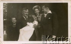 1949, Leeds, Anglia, Wielka Brytania. 
Anna (z domu Szwaglis) i Wiktor Boruccy w dniu chrztu świętego syna Andrzeja (w środku). Towarzyszą im Anna Rozalia Szwaglis, z domu Łukasiewcz, matka Anny i jej syn Witold Szwaglis.
Chrzest Andrzeja Boruckiego Fot. NN, zbiory Andrzeja Boruckiego, reprodukcje cyfrowe w Ośrodku KARTA w Warszawie i w Instytucie Polskim i Muzeum im. gen. Sikorskiego w Londynie.