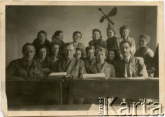 1943, Teheran, Iran.
IV klasa gimnazjum. 3. z prawej stoi Anna Szwaglis, matka Andrzeja Boruckiego.
Fot. NN, zbiory Andrzeja Boruckiego, reprodukcje cyfrowe w Ośrodku KARTA w Warszawie i w Instytucie Polskim i Muzeum im. gen. Sikorskiego w Londynie.