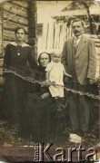 1919, Święciany, woj. wileńskie, Polska.
Dziadkowie Andrzeja Boruckiego Ludwik i Anna Rozalia Szwaglis, z domu Łukasiewicz, wraz z matką i synem Franciszkiem.
Fot. NN, zbiory Andrzeja Boruckiego, reprodukcje cyfrowe w Ośrodku KARTA w Warszawie i w Instytucie Polskim i Muzeum im. gen. Sikorskiego w Londynie.