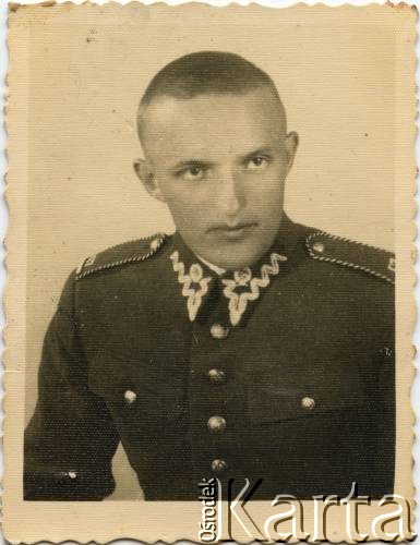 Przed 1938, Poznań, Polska. 
Wiktor Borucki, ojciec Andrzeja Boruckiego, w mundurze 57 Pułku Piechoty Wielkopolskiej. 
Fot. NN, zbiory Andrzeja Boruckiego, reprodukcje cyfrowe w Ośrodku KARTA w Warszawie i w Instytucie Polskim i Muzeum im. gen. Sikorskiego w Londynie.
