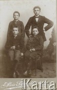 Ok.1906, Poznań, Prowincja Poznańska, Cesarstwo Niemieckie.
Bracia Boruccy: Czesław, Józefat, Wiktor.
Fot. Alois Sikorski, zbiory Andrzeja Boruckiego, reprodukcje cyfrowe w Ośrodku KARTA w Warszawie i w Instytucie Polskim i Muzeum im. gen. Sikorskiego w Londynie.