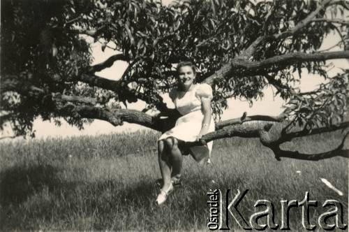 1944, Valivade-Kolhapur, Indie.
Anna Szwaglis, matka Andrzeja Boruckiego, mieszkanka obozu dla Polaków ewakuowanych z ZSRR.
Fot. NN, zbiory Andrzeja Boruckiego, reprodukcje cyfrowe w Ośrodku KARTA w Warszawie i w Instytucie Polskim i Muzeum im. gen. Sikorskiego w Londynie.