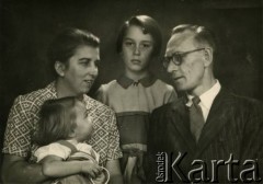 1960/1961, Wielka Brytania.
Teściowie Andrzeja Boruckiego: Henryk i Wiesława Kleszko, z domu Klepacka, z córkami Zofią i Krystyną (z tyłu).
Fot. NN, zbiory Andrzeja Boruckiego, reprodukcje cyfrowe w Ośrodku KARTA w Warszawie i w Instytucie Polskim i Muzeum im. gen. Sikorskiego w Londynie.