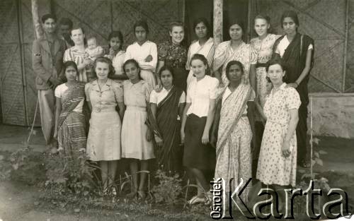 Około 1944, Valivade-Kolhapur, Indie.
Obóz dla Polaków ewakuowanych z ZSRR. Mieszkanki osiedla z lokalną ludnością. 5. z prawej na górze Anna Szwaglis, matka Andrzeja Boruckiego.
Fot. NN, zbiory Andrzeja Boruckiego, reprodukcje cyfrowe w Ośrodku KARTA w Warszawie i w Instytucie Polskim i Muzeum im. gen. Sikorskiego w Londynie.