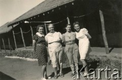 1946, Valivade-Kolhapur, Indie.
Obóz dla Polaków ewakuowanych z ZSRR. Z prawej Anna Szwaglis, matka Andrzeja Boruckiego, obok jej matka - Anna Rozalia Szwaglis, z domu Łukasiewicz.
Fot. NN, zbiory Andrzeja Boruckiego, reprodukcje cyfrowe w Ośrodku KARTA w Warszawie i w Instytucie Polskim i Muzeum im. gen. Sikorskiego w Londynie.