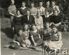 1944, Valivade-Kolhapur, Indie.
Obóz dla Polaków ewakuowanych z ZSRR. W środkowym rzędzie 1. z lewej Anna Rozalia Szwaglis z domu Łukasiewcz, na dole w środku jej córka Anna, matka Andrzeja Boruckiego.
Fot. NN, zbiory Andrzeja Boruckiego, reprodukcje cyfrowe w Ośrodku KARTA w Warszawie i w Instytucie Polskim i Muzeum im. gen. Sikorskiego w Londynie.