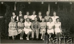 1944, Valivade-Kolhapur, Indie.
Obóz dla Polaków ewakuowanych z ZSRR. Nauczyciele Szkoły Powszechnej nr 2. 3. z lewej stoi Anna Szwaglis, matka Andrzeja Boruckiego.
Fot. NN, zbiory Andrzeja Boruckiego, reprodukcje cyfrowe w Ośrodku KARTA w Warszawie i w Instytucie Polskim i Muzeum im. gen. Sikorskiego w Londynie.