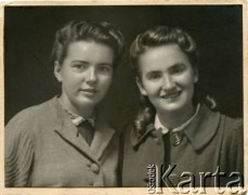 1944, Valivade-Kolhapur, Indie.
Anna Szwaglis, matka Andrzeja Boruckiego, wraz z koleżanką, w obozie dla Polaków ewakuowanych z ZSRR.
Fot. NN, zbiory Andrzeja Boruckiego, reprodukcje cyfrowe w Ośrodku KARTA w Warszawie i w Instytucie Polskim i Muzeum im. gen. Sikorskiego w Londynie.