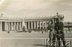 1945-1947, Watykan, Rzym, Włochy.
Żołnierze 3 Dywizji Strzelców Karpackich Zdzisław Kołodziejski i Ryszard Kaczorowski (z prawej). Za nimi widoczny fragment Kolumnady Berniniego, otaczającej Plac św. Piotra.
Fot. NN, zbiory Karoliny i Ryszarda Kaczorowskich, reprodukcje cyfrowe w Ośrodku KARTA w Warszawie i w Instytucie Polskim i Muzeum im. gen. Sikorskiego w Londynie
