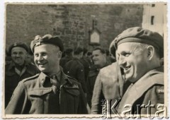 Wiosna 1945 (?), Włochy.
Żołnierze 3 Dywizji Strzelców Karpackich. Na pierwszym planie z lewej dowódca 3 DSK generał brygady Bronisław Duch.
Fot. NN, zbiory Karoliny i Ryszarda Kaczorowskich, reprodukcje cyfrowe w Ośrodku KARTA w Warszawie i w Instytucie Polskim i Muzeum im. gen. Sikorskiego w Londynie
