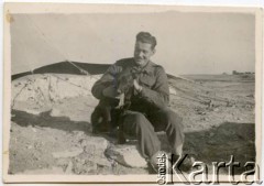 1942, Mosul, Królestwo Iraku.
Żołnierz 3 Dywizji Strzelców Karpackich Ryszard Kaczorowski z psem.
Fot. NN, zbiory Karoliny i Ryszarda Kaczorowskich, reprodukcje cyfrowe w Ośrodku KARTA w Warszawie i w Instytucie Polskim i Muzeum im. gen. Sikorskiego w Londynie
