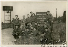 Październik 1946, Bodney, hrabstwo Norfolk, Anglia, Wielka Brytania. 
Grupa żołnierzy przy tablicy Gimnazjum i Liceum 3 Dywizji Strzelców Karpackich. Na dole 5. z prawej Ryszard Kaczorowski.
Fot. NN, zbiory Karoliny i Ryszarda Kaczorowskich, reprodukcje cyfrowe w Ośrodku KARTA w Warszawie i w Instytucie Polskim i Muzeum im. gen. Sikorskiego w Londynie
