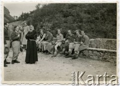 1945-1946, Włochy.
Żołnierze 3 Dywizji Strzelców Karpackich w towarzystwie zakonnika. 2. z prawej Ryszard Kaczorowski.
Fot. NN, zbiory Karoliny i Ryszarda Kaczorowskich, reprodukcje cyfrowe w Ośrodku KARTA w Warszawie i w Instytucie Polskim i Muzeum im. gen. Sikorskiego w Londynie
