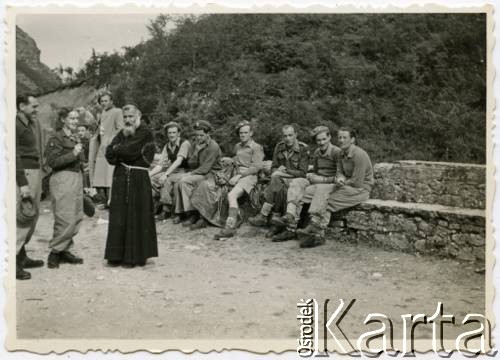 1945-1946, Włochy.
Żołnierze 3 Dywizji Strzelców Karpackich w towarzystwie zakonnika. 2. z prawej Ryszard Kaczorowski.
Fot. NN, zbiory Karoliny i Ryszarda Kaczorowskich, reprodukcje cyfrowe w Ośrodku KARTA w Warszawie i w Instytucie Polskim i Muzeum im. gen. Sikorskiego w Londynie

