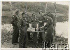 1945-1946, Włochy.
Żołnierze 3 Dywizji Strzelców Karpackich podczas posiłku. 1. z prawej Ryszard Kaczorowski.
Fot. NN, zbiory Karoliny i Ryszarda Kaczorowskich, reprodukcje cyfrowe w Ośrodku KARTA w Warszawie i w Instytucie Polskim i Muzeum im. gen. Sikorskiego w Londynie