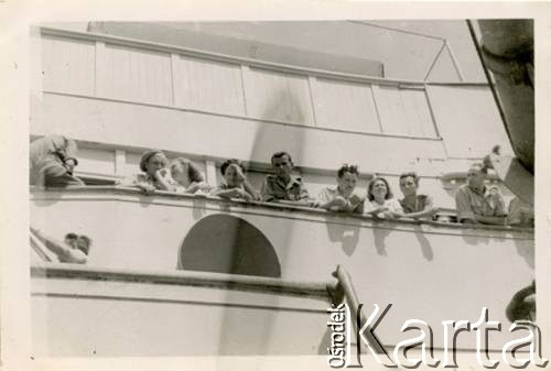 1946, brak miejsca.
3 Dywizja Strzelców Karpackich w drodze z Włoch do Wielkiej Brytanii. 4. z prawej Ryszard Kaczorowski.
Fot. NN, zbiory Karoliny i Ryszarda Kaczorowskich, reprodukcje cyfrowe w Ośrodku KARTA w Warszawie i w Instytucie Polskim i Muzeum im. gen. Sikorskiego w Londynie
