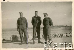 Listopad-grudzień 1942, Mosul, Królestwo Iraku.
Żołnierze 3 Dywizji Strzelców Karpackich, w środku Ryszard Kaczorowski.
Fot. NN, zbiory Karoliny i Ryszarda Kaczorowskich, reprodukcje cyfrowe w Ośrodku KARTA w Warszawie i w Instytucie Polskim i Muzeum im. gen. Sikorskiego w Londynie.
