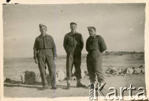 Listopad-grudzień 1942, Mosul, Królestwo Iraku.
Żołnierze 3 Dywizji Strzelców Karpackich, w środku Ryszard Kaczorowski.
Fot. NN, zbiory Karoliny i Ryszarda Kaczorowskich, reprodukcje cyfrowe w Ośrodku KARTA w Warszawie i w Instytucie Polskim i Muzeum im. gen. Sikorskiego w Londynie.
