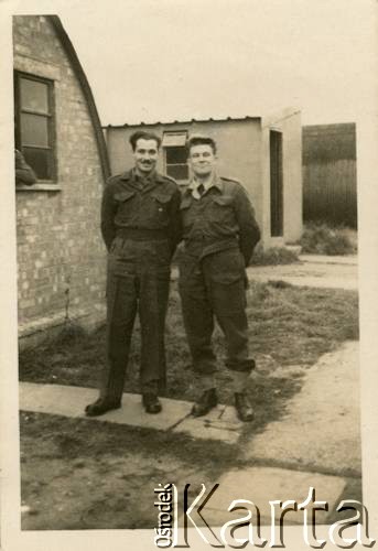 1946-1949, Anglia, Wielka Brytania.
Żołnierze 3 Dywizji Strzelców Karpackich na terenie obozu. Z lewej Ryszard Kaczorowski.
Fot. NN, zbiory Karoliny i Ryszarda Kaczorowskich, reprodukcje cyfrowe w Ośrodku KARTA w Warszawie i w Instytucie Polskim i Muzeum im. gen. Sikorskiego w Londynie
