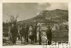 1945-1946, Cassino, Włochy.
Grupa żołnierzy 3 Dywizji Strzelców Karpackich na polskim cmentarzu wojennym na Monte Cassino. 1. z lewej Ryszard Kaczorowski.
Fot. NN, zbiory Karoliny i Ryszarda Kaczorowskich, reprodukcje cyfrowe w Ośrodku KARTA w Warszawie i w Instytucie Polskim i Muzeum im. gen. Sikorskiego w Londynie
