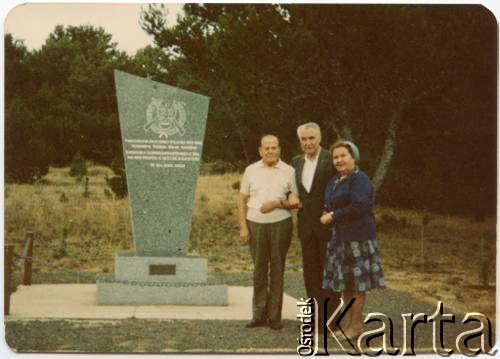 Lata 80., Australia.
Grupa osób przed pomnikiem poświęconym polskim jeńcom wojennym, zamordowanym w Katyniu w 1940 roku. W środku stoi Ryszard Kaczorowski.
Fot. NN, zbiory Karoliny i Ryszarda Kaczorowskich, reprodukcje cyfrowe w Ośrodku KARTA w Warszawie i w Instytucie Polskim i Muzeum im. gen. Sikorskiego w Londynie