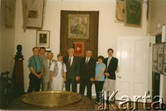 1995, Londyn, Anglia, Wielka Brytania.
Pracownicy i wolontariusze Instytutu Polskiego i Muzeum im. gen. Sikorskiego. 5. z lewej stoi ostatni Prezydent Rzeczpospolitej Polskiej na Uchodźstwie Ryszard Kaczorowski, 6. kierownik Urzędu do Spraw Kombatantów i Osób Represjonowanych Adam Dobroński. 1. z prawej Andrzej Suchcitz, kierownik archiwum IPMS. 1. z lewej wolonatariusz Michał Olizar.
Fot. NN, zbiory Karoliny i Ryszarda Kaczorowskich, reprodukcje cyfrowe w Ośrodku KARTA w Warszawie i w Instytucie Polskim i Muzeum im. gen. Sikorskiego w Londynie