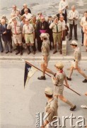 1982, Comblain-la-Tour, Liège, Belgia. 
III Światowy Zlot Związku Harcerstwa Polskiego poza granicami Kraju. Przewodniczący ZHP pgK harcmistrz Ryszard Kaczorowski (w pierwszym rzędzie, z prawej) odbiera defiladę od drużyny harcerskiej nr 1 prowadzonej przez Roberta Rozpędzihowskiego. W pierwszym rzędzie 2. z lewej stoi Zygmunt Szadkowski, 3. Kazimierz Sabbat, 4. biskup Szczepan Wesoły. W drugim rzędzie 3. z lewej Anna Sabbatowa, 4. ksiądz harcmistrz Zdzisław Peszkowski.
Fot. NN, zbiory Karoliny i Ryszarda Kaczorowskich, reprodukcje cyfrowe w Ośrodku KARTA w Warszawie i w Instytucie Polskim i Muzeum im. gen. Sikorskiego w Londynie