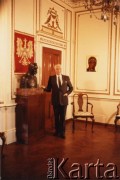 1989-1990, Londyn, Anglia, Wielka Brytania.
Prezydent Rzeczpospolitej Polskiej na Uchodźstwie Ryszard Kaczorowski stoi przy popiersiu Marszałka Józefa Piłsudskiego w Instytucie Polskim i Muzeum im. gen. Sikorskiego. 
Fot. NN, zbiory Karoliny i Ryszarda Kaczorowskich, reprodukcje cyfrowe w Ośrodku KARTA w Warszawie i w Instytucie Polskim i Muzeum im. gen. Sikorskiego w Londynie