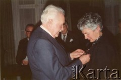 2.02.1990, prawdopodobnie Londyn, Anglia, Wielka Brytania.
Prezydent Rzeczpospolitej Polskiej na Uchodźstwie Ryszard Kaczorowski podczas spotkania z profesor doktor Zofią Kuratowską, wicemarszałkiem Senatu I kadencji. 
Fot. NN, zbiory Karoliny i Ryszarda Kaczorowskich, reprodukcje cyfrowe w Ośrodku KARTA w Warszawie i w Instytucie Polskim i Muzeum im. gen. Sikorskiego w Londynie