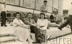 4.05.1951, Londyn, Anglia, Wielka Brytania.
The Festival of Britain. Ryszard Kaczorowski w towarzystwie Karoliny Mariampolskiej (z lewej, późniejszej żony) i pani Rzędzianowej.
Fot. NN, zbiory Karoliny i Ryszarda Kaczorowskich, reprodukcje cyfrowe w Ośrodku KARTA w Warszawie i w Instytucie Polskim i Muzeum im. gen. Sikorskiego w Londynie
