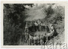 Ok. 1950, Anglia, Wielka Brytania.
Gromada harcerska pod opieką harcmistrza Ryszarda Kaczorowskiego.
Fot. NN, zbiory Karoliny i Ryszarda Kaczorowskich, reprodukcje cyfrowe w Ośrodku KARTA w Warszawie i w Instytucie Polskim i Muzeum im. gen. Sikorskiego w Londynie
