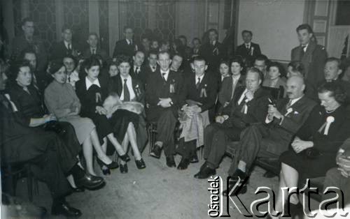 Lata 50., Nottingham, Anglia, Wielka Brytania.
Ognisko harcerskie. 1. z prawej siedzi generałowa Irena Anders, 2. członek Rady Trzech generał Władysław Anders, 3. przewodniczący Związku Harcerstwa Polskiego poza granicami Kraju harcmistrz Zbigniew Szadkowski. 3. z lewej Karolina Kaczorowska.
Fot. NN, zbiory Karoliny i Ryszarda Kaczorowskich, reprodukcje cyfrowe w Ośrodku KARTA w Warszawie i w Instytucie Polskim i Muzeum im. gen. Sikorskiego w Londynie