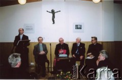 14.02.2004, Londyn, Anglia, Wielka Brytania.
Konferencja z cyklu „Wielcy ludzie Emigracji” pod hasłem „Etos emigracji i kultura europejska w ujęciu ojca Jerzego Mirewicza” w jezuickim ośrodku duszpasterstwa polonijnego. Siedzą od prawej: ojciec Andrzej Koprowski z Radia Watykańskiego, 2. ostatni Prezydent Rzeczpospolitej Polskiej na Uchodźstwie Ryszard Kaczorowski, 3. arcybiskup Szczepan Wesoły, 4. ojciec Krzysztof Mądel.
Fot. NN, zbiory Karoliny i Ryszarda Kaczorowskich, reprodukcje cyfrowe w Ośrodku KARTA w Warszawie i w Instytucie Polskim i Muzeum im. gen. Sikorskiego w Londynie