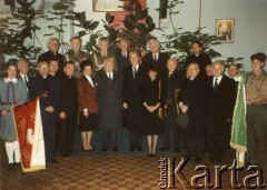 1990-1993, Londyn, Anglia, Wielka Brytania.
Grupa osób podczas uroczystości z udziałem harcerzy. W pierwszym rzędzie 6. z lewej stoi Karolina Kaczorowska, 7. jej mąż Ryszard Kaczorowski, 8. ambasador RP Tadeusz de Virion, 9. jego żona Jayanti De Virion. W drugim rzędzie 2. z prawej stoi Zygmunt Szadkowski.
Fot. NN, zbiory Karoliny i Ryszarda Kaczorowskich, reprodukcje cyfrowe w Ośrodku KARTA w Warszawie i w Instytucie Polskim i Muzeum im. gen. Sikorskiego w Londynie