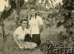 Ok.1945, Valivade-Kolhapur, Indie.
Aniela Wawrzyńczyk (po mężu Zychowicz, z prawej) z koleżanką z klasy Krystyną Martusewicz. 
Fot. NN, zbiory Anieli Zychowicz, reprodukcje cyfrowe w Ośrodku KARTA w Warszawie i w Instytucie Polskim i Muzeum im. gen. Sikorskiego w Londynie.