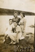 Ok.1945, Indie.
Od lewej: Krystyna Martusewicz, Aniela Wawrzyńczyk (po mężu  Zychowicz), Danuta Polak, Danuta Postek (na dole) na tle rzeki Panchaganga River w pobliżu polskiego obozu w Valivade na przedmieściach Kolhapuru.
Fot. NN, zbiory Anieli Zychowicz, reprodukcje cyfrowe w Ośrodku KARTA w Warszawie i w Instytucie Polskim i Muzeum im. gen. Sikorskiego w Londynie.