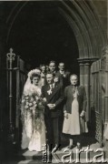 6.08.1949, Sheffield, Anglia, Wielka Brytania. 
Zdjęcie ślubne Anieli (z domu Wawrzyńczyk) i Czesława Zychowicz przed katedrą Najświętszej Maryi Panny. Po prawej matka panny młodej Ludwika z domu Majkrzak.
Fot. NN, zbiory Anieli Zychowicz, reprodukcje cyfrowe w Ośrodku KARTA w Warszawie i w Instytucie Polskim i Muzeum im. gen. Sikorskiego w Londynie.