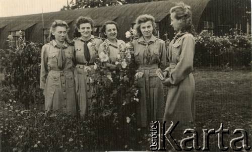 Ok.1952, Anglia, Wielka Brytania.
Harcerki w polskim obozie. 2. z lewej Aniela Zychowicz ( z domu Wawrzyńczyk), na kursie wodzowskim z koleżankami.
Fot. NN, zbiory Anieli Zychowicz, reprodukcje cyfrowe w Ośrodku KARTA w Warszawie i w Instytucie Polskim i Muzeum im. gen. Sikorskiego w Londynie.