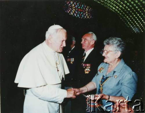 Lata 80., Watykan, Rzym, Włochy.
Aniela Zychowicz (z domu Wawrzyńczyk) na spotkaniu z papieżem Janem Pawłem II, w auli papieskiej. 
Fot. NN, zbiory Anieli Zychowicz, reprodukcje cyfrowe w Ośrodku KARTA w Warszawie i w Instytucie Polskim i Muzeum im. gen. Sikorskiego w Londynie.