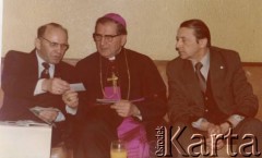 Lata 70., Sheffield, Anglia, Wielka Brytania.
Czesław Zychowicz (z lewej) oraz Zalewski, na spotkaniu z biskupem pomocniczym gnieźnieńskim i delegatem prymasa Polski Stefana Wyszyńskiego do opieki nad emigracją i uchodźstwem polskim Władysławem Rubinem.
Fot. NN, zbiory Anieli Zychowicz, reprodukcje cyfrowe w Ośrodku KARTA w Warszawie i w Instytucie Polskim i Muzeum im. gen. Sikorskiego w Londynie.