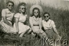 Ok.1945, Valivade-Kolhapur, Indie.
Aniela Wawrzyńczyk (z domu Zychowicz, 1. z prawej) i Danuta Postek (1. z lewej) z koleżankami z polskiego obozu.
Fot. NN, zbiory Anieli Zychowicz, reprodukcje cyfrowe w Ośrodku KARTA w Warszawie i w Instytucie Polskim i Muzeum im. gen. Sikorskiego w Londynie.