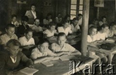 1943-1948, Valivade-Kolhapur, Indie.
Obóz dla Polaków ewakuowanych z ZSRR. Uczniowie wraz z nauczycielką p. Harasymow.
Fot. NN, zbiory Anieli Zychowicz, reprodukcje cyfrowe w Ośrodku KARTA w Warszawie i w Instytucie Polskim i Muzeum im. gen. Sikorskiego w Londynie.