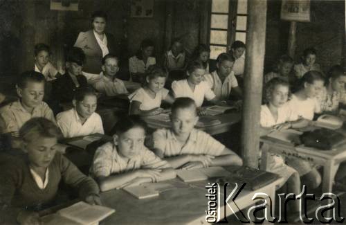 1943-1948, Valivade-Kolhapur, Indie.
Obóz dla Polaków ewakuowanych z ZSRR. Uczniowie wraz z nauczycielką p. Harasymow.
Fot. NN, zbiory Anieli Zychowicz, reprodukcje cyfrowe w Ośrodku KARTA w Warszawie i w Instytucie Polskim i Muzeum im. gen. Sikorskiego w Londynie.