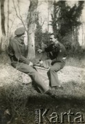 Prawdopodobnie 1945-1947, Włochy.
Żołnierze 2. Korpusu Polskiego.
Fot. NN, zbiory Anieli Zychowicz, reprodukcje cyfrowe w Ośrodku KARTA w Warszawie i w Instytucie Polskim i Muzeum im. gen. Sikorskiego w Londynie.