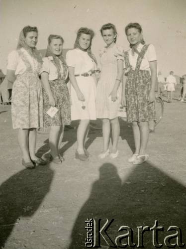 1947, Valivade-Kolhapur, Indie.
Uczennice gimnazjum w polskim obozie. 1. z lewej Aniela Wawrzyńczyk (po mężu Zychowicz).
Fot. NN, zbiory Anieli Zychowicz, reprodukcje cyfrowe w Ośrodku KARTA w Warszawie i w Instytucie Polskim i Muzeum im. gen. Sikorskiego w Londynie.