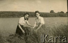 Ok. 1945-1948, Indie.
Z prawej Aniela Wawrzyńczyk (po mężu Zychowicz) z koleżanką Danutą Postek, na tle rzeki Panchaganga River w pobliżu polskiego obozu w Valivade koło Kolhapuru. 
Fot. NN, zbiory Anieli Zychowicz, reprodukcje cyfrowe w Ośrodku KARTA w Warszawie i w Instytucie Polskim i Muzeum im. gen. Sikorskiego w Londynie.