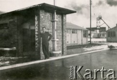 Ok.1947, Anglia, Wielka Brytania.
Czesław Zychowicz na te budynku kopalni, swojego ówczesnego miejsca pracy.
Fot. NN, zbiory Anieli Zychowicz, reprodukcje cyfrowe w Ośrodku KARTA w Warszawie i w Instytucie Polskim i Muzeum im. gen. Sikorskiego w Londynie.