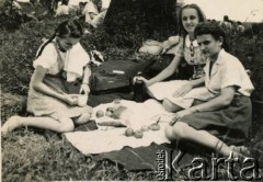 1946, Indie.
Mieszkanki obozu w Valivade koło Kolhapuru, utworzonego dla Polaków ewakuowanych z ZSRR. 1. z prawej Aniela Wawrzyńczyk (po mężu Zychowicz) z koleżankami Krystyną Martusewicz (z lewej) i Zofią Gemzą.
Fot. NN, zbiory Anieli Zychowicz, reprodukcje cyfrowe w Ośrodku KARTA w Warszawie i w Instytucie Polskim i Muzeum im. gen. Sikorskiego w Londynie.